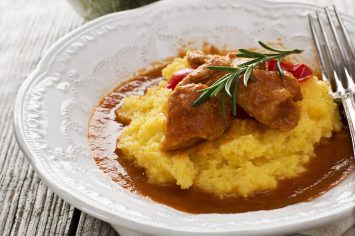 Polenta Mole com Molho de Carne
