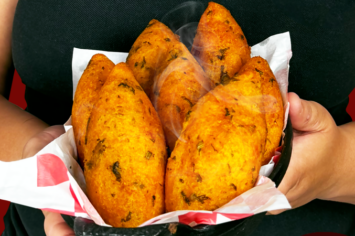 Bolinho de frango com farinha de milho Alambari