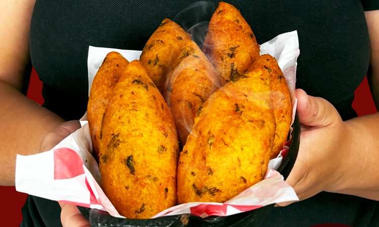 Bolinho de frango com farinha de milho Alambari